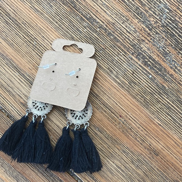 ⭐️Dangling Earrings - Picture 2 of 3